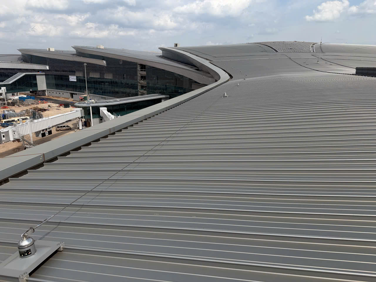Eurocs cung cấp và lắp đặt hệ thống chống trượt ngã MSA Latchways & bậc Step tại Sân bay Long Thành