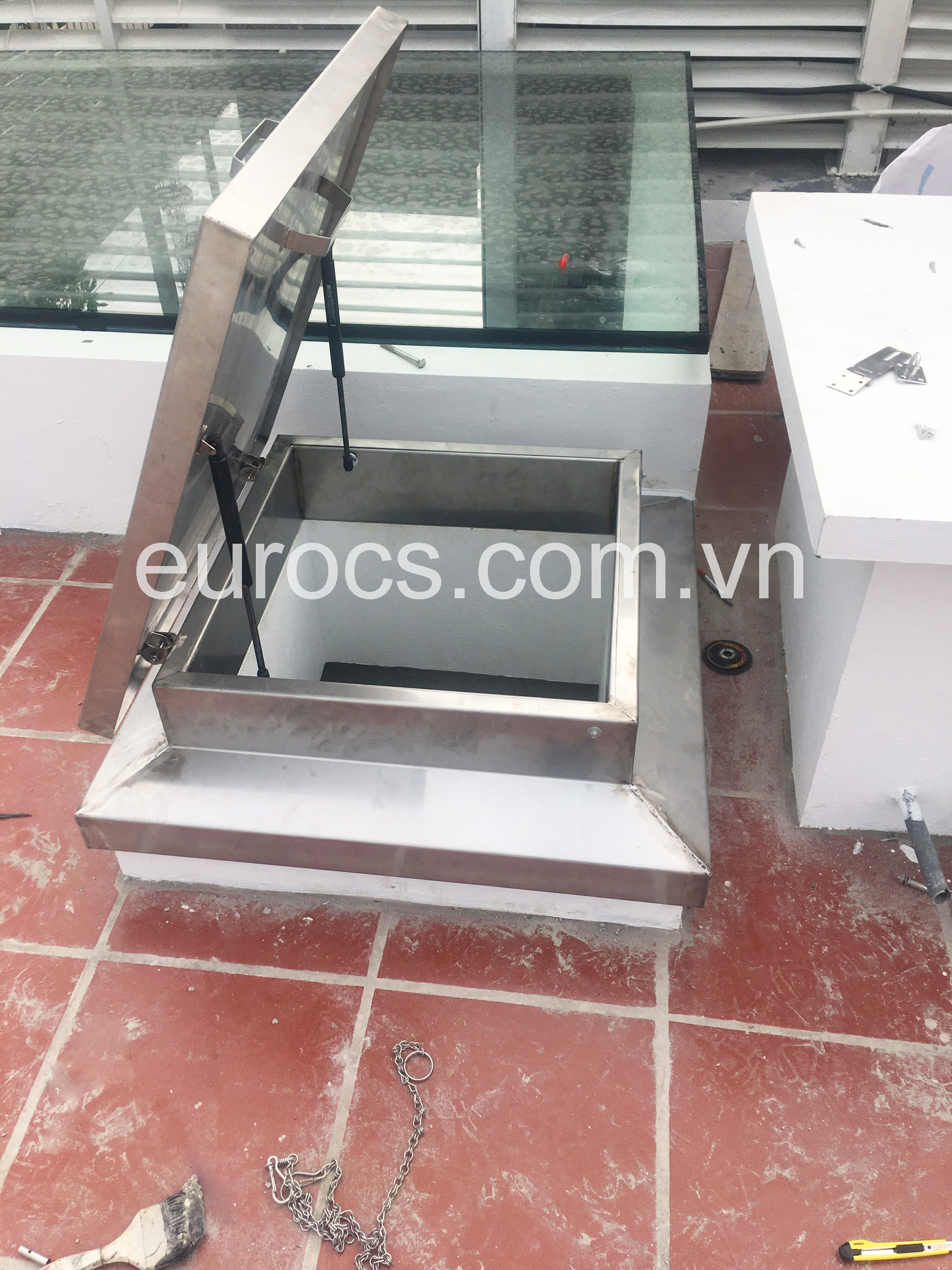 Supply and installation of Eurodor roof doors at Vin Green Bay