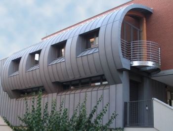 Hệ mái FlatZip giải pháp tiết kiệm điện cho mùa hè oi bức