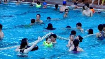 Lưu ý đặc biệt khi đưa con đi bơi trong những ngày nắng nóng