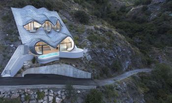 Ngôi nhà vảy rồng trên núi đá